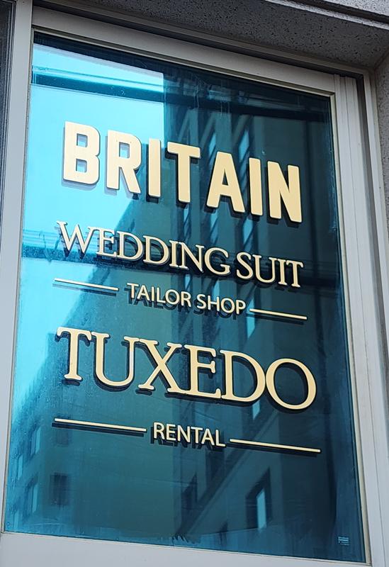 창문의 WEDDING SUIT, TAILOR SHOP, TUXEDO RENTAL 레터링