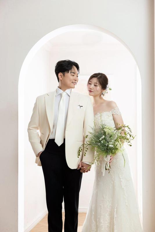 아이보리 재킷을 입은 신랑과 신부